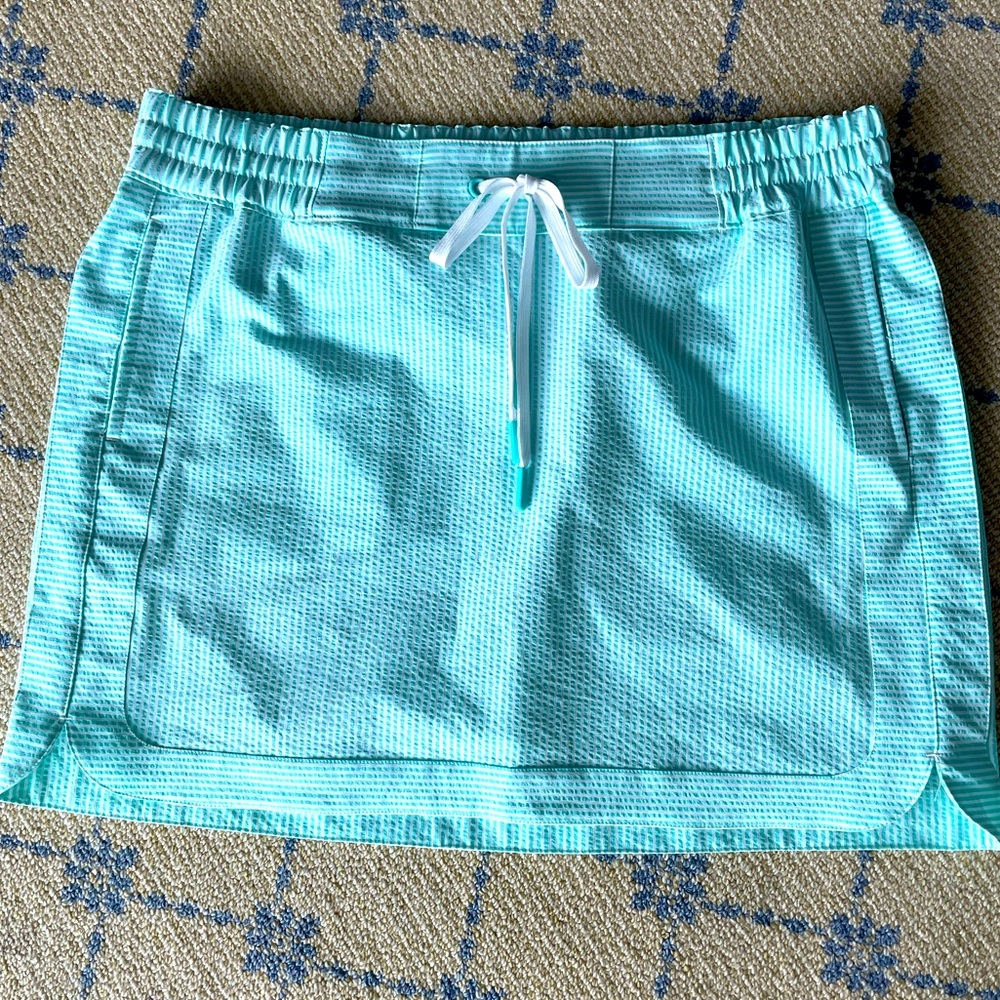 VINEYARD VINES Performance Skirt -M Seersucker Blue/white 2 side & 1 zip pocket